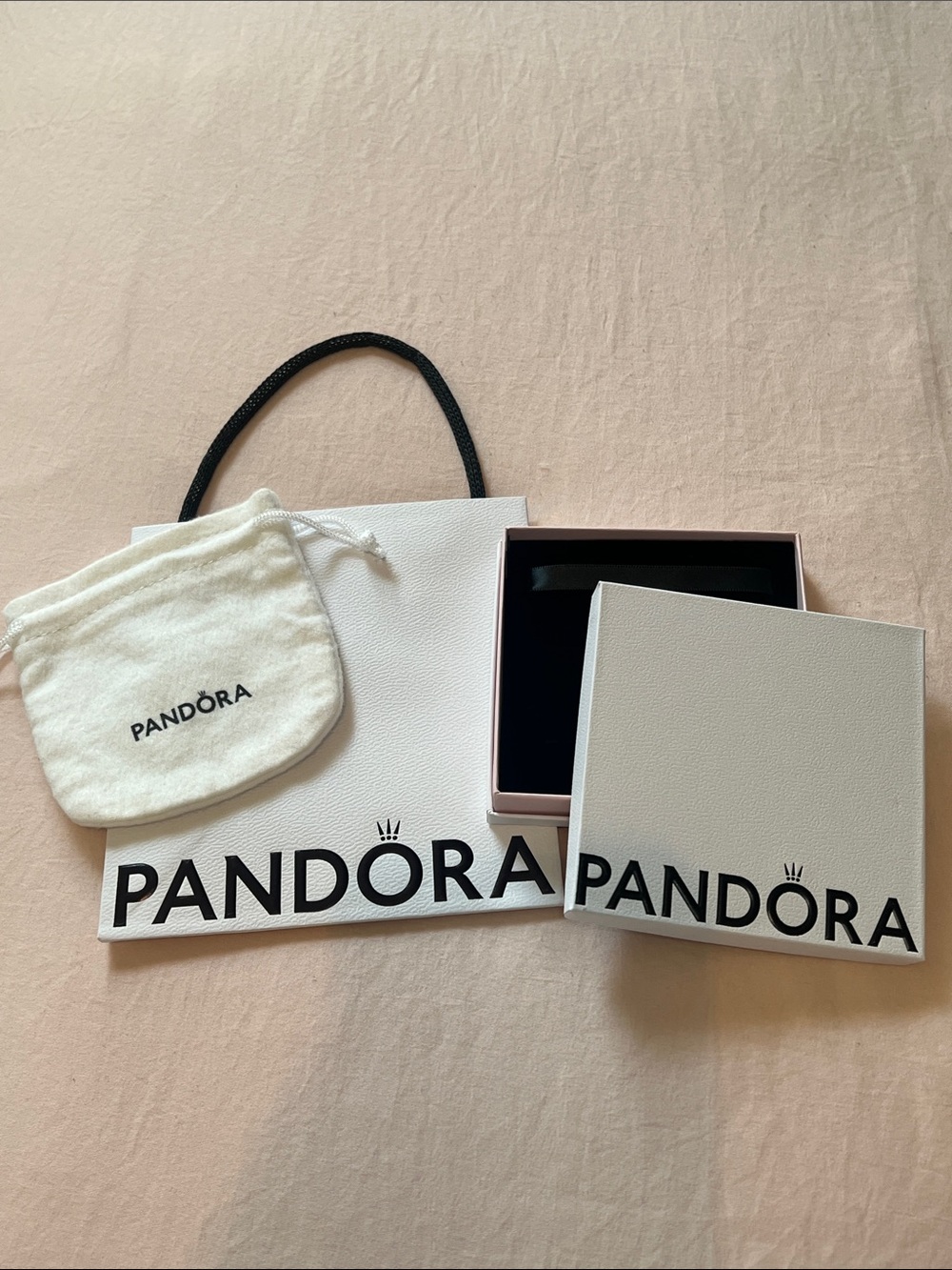 Pandora white and black packaging gift set